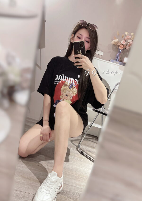女孩寬鬆短袖上衣 T恤