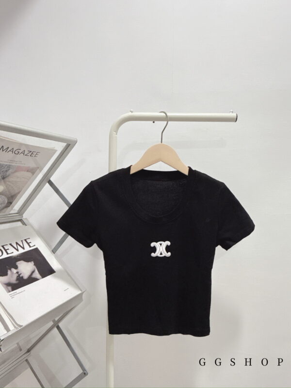 圓領刺繡短袖短版上衣 T恤