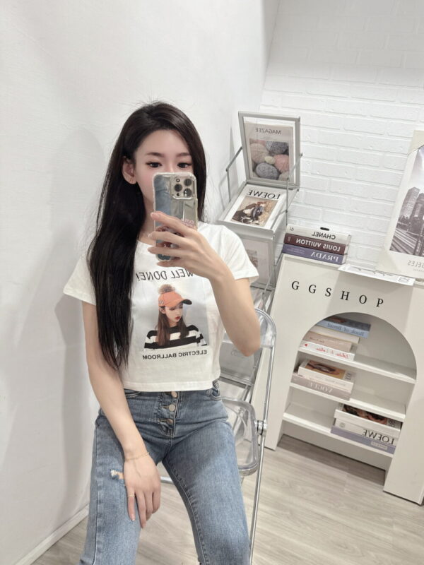 女孩人像短版短袖上衣